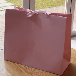 Bolsas de regalo rosas con logotipo personalizado Anillos de piedras preciosas de lujo Embalaje Bolsas de papel de joyería personalizadas con cinta - Product Image 5