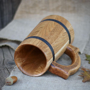 Chope à bière en bois naturel poli de taille personnalisée avec poignée pour les tables de décoration de fête. - Product Image 4