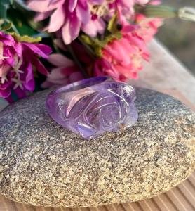 Anillo de piedras preciosas de amatista natural Anillo de piedras preciosas talladas a mano con diseño de Rosa Regalo especial para ella o él Anillo de declaración - Product Image 1