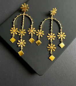 Pendientes colgantes de oro mate para mujer, joyería ligera y versátil con patrón Floral para uso diario y ocasiones de oficina - Product Image 1