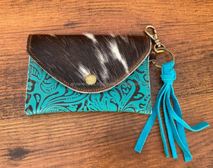 2024กระเป๋าสตางค์หนังวัวลายดอกไม้แบบนูนสไตล์ตะวันตกดีไซน์ใหม่พร้อมพวงกุญแจสำหรับผู้หญิง - Product Image 4