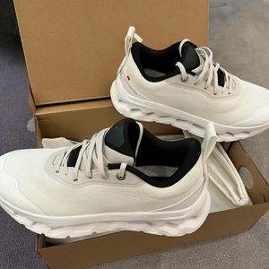 รองเท้าวิ่งกีฬาแบบกำหนดเอง รองเท้าวิ่งกลางแจ้งแบบหุ้มข้อต่ำ ระบายอากาศได้ดี รองเท้าวิ่งจ๊อกกิ้งสำหรับผู้ชาย รองเท้าลำลองแบบพื้นหนาสำหรับผู้หญิง - Product Image 2