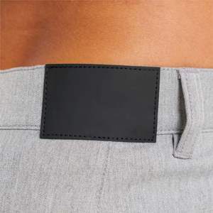 Halle Chino - Slim พอดีกับข้อเท้า, มี4กระเป๋า, 5ห่วงเข็มขัด, แพทช์ด้านหลังหนังเทียม, และการออกแบบซิปบิน - Product Image 3