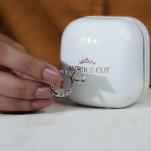 Anillo de Compromiso con Halo Oculto y Corte Radiante Certificado por IGI con Banda de Diamantes Redondos - Product Image 6