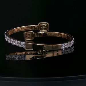 Bracelet de luxe en or jaune 10 carats avec diamants naturels baguette et ronds sertis, élégant pour les soirées - Product Image 2
