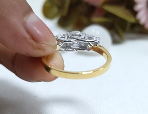 แหวนหมั้นเพชรแบบสามเม็ดสำหรับผู้หญิงแหวนทองคำแข็ง14K ทรงมนสำหรับปลูกในห้องปฏิบัติการ2.55 CT - Product Image 5