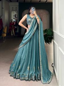 Dernière tenue de créateur Evergreen, très vendue, Lehenga Choli & Dupatta en soie avec de riches broderies et des sequins, en vente - Product Image 3
