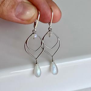 Boucles d'oreilles pendantes Bohème en Pierre de Lune Arc-en-ciel, délicates et élégantes, pour l'été, 30 mm, fermeture à barrette, en Argent Sterling 925, Pierre de Naissance de Juin, effet lumineux - Product Image 1
