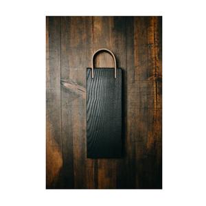 La planche à découper en bois noir classique est une fusion parfaite du design élégant et de la beauté naturelle. - Product Image 4