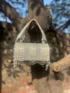 Pochette brodée perlée à la main de qualité supérieure pour femmes sac à main de fête de mariage de luxe élégant gland de perle disponible à la vente - Product Image 2