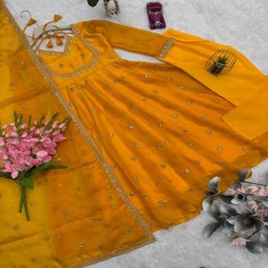 Conjunto de Vestido, Pantalón y Dupatta de Seda Bordada VASTRA COTTAGE, Completamente Cosido con Lentejuelas, Traje Étnico para Fiesta para Mujer - Product Image 4