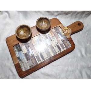 Plateau de service rectangulaire en bois d'acacia fabriqué à la main Plateau à collation en bois naturel avec bols écologiques amovibles - Product Image 2