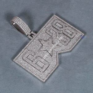 Un colgante de encanto Hip Hop meticulosamente diseñado a partir de Plata de Ley 925 que mejora con diamantes de moissanita en claridad VVS - Product Image 4