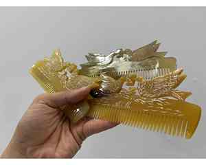 Peine de cuerno de Vietnam Material natural con bordes lisos Ideal para masaje del cuero cabelludo Peine de cuerno elegante hecho a mano a granel - Product Image 4
