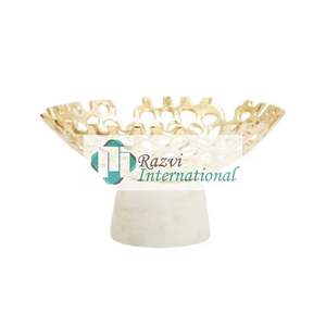 Cuenco con diseño recortado dorado sobre mármol blanco, Frutero de Metal moderno chapado en oro con cuenco para servir de mármol de forma redonda de trabajo elegante - Product Image 1