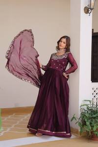 ชุดเดรส Anarkali สีน้ำเงินกรมท่าปักลายสำหรับผู้หญิง ยี่ห้อ Unity Luxure พร้อมผ้าคลุมไหล่ ชุดเดียวครบ ความยาวระดับข้อเท้า เหมาะสำหรับงานแต่งงานและงานเฉลิมฉลอง - Product Image 3