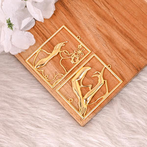 Vente en gros Lot de 25 paires de boucles d'oreilles élégantes en laiton plaqué or design main humaine bijoux à la mode pour femmes pour les mariages - Product Image 3