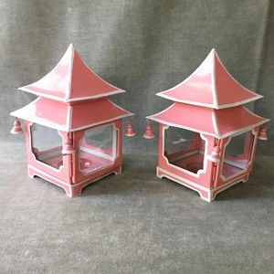 Juego de Faroles Pagoda Rosados, Farol de Metal y Vidrio Pintado a Mano con Ribete Blanco y Campanas Decorativas, Elegante Farol para Interiores y Exteriores - Product Image 1