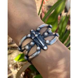 Brazalete Cruzado de Plata de Ley de Chimney Butte, Accesorio de Moda - Product Image 2