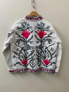 Blanc fait à la main velours hiver à la main velours Vintage Suzani avec poche hiver veste courte Bomber veste florale pour les femmes - Product Image 5