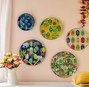 Ensemble de 5 assiettes murales décoratives d'art folklorique peintes à la main, avec éléphant, tigre et motifs botaniques - Product Image 1