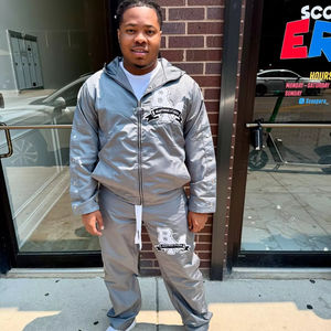 Veste coupe-vent lisse et brillante personnalisée Ensemble de vestes pour hommes de haute qualité Survêtement Coupe-vent à capuche et fermeture éclair - Product Image 1