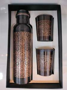 Una botella de cobre es similar a una jarra de agua de cobre, ya que es un recipiente diseñado para almacenar y transportar agua, pero en un - Product Image 6