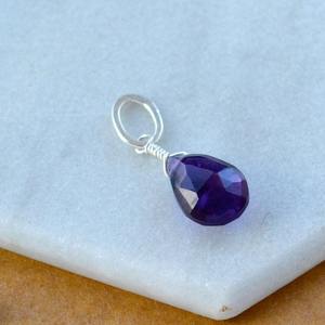 Pendentif en améthyste foncée en forme de larme, pierre de naissance de février, pierre précieuse violette, plaqué argent, charme délicat fait à la main, bijoux - Product Image 1