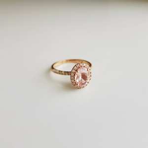 Anillos de Boda Románticos Unisex de Oro Sólido de 14k con Morganita Natural de 0.8ct y Diamantes Engastados en Pavé, Forma Ovalada - Product Image 4