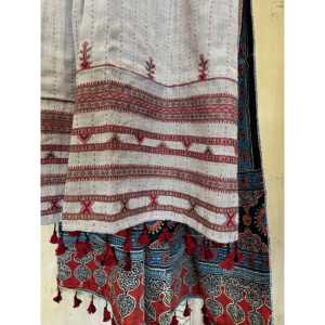 Tissu satiné Ajrakh matelassé double face en laine et soie, tissé à la main, imprimé géométrique dessiné à la main, disponible en bleu profond/rouge Ajrakh - Product Image 6