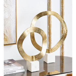 รูปปั้นแหวนโลหะสีทองดีไซน์โบราณตกแต่งด้วยรูปปั้นทองทำมือด้วยสำเนียงบนโต๊ะสีดำ - Product Image 2