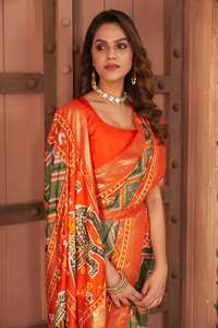 ชุดส่าหรีผ้าไหมซาตินสำหรับปาร์ตี้และเทศกาลดิวาลี-สไตล์อินเดียจาก Patola - Product Image 4