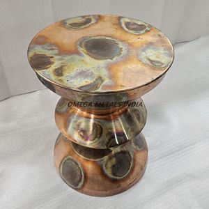 Ensemble élégant de tables d'appoint en spirale dorée avec un design élégant et des hauteurs réglables, parfaites pour une décoration intérieure polyvalente - Product Image 4