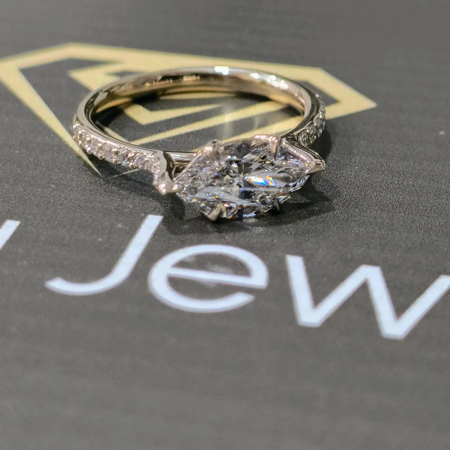 Verfijnde Drie Stenen Diamanten Ring Voor Dames In 18kt Witgoud Met In Het Laboratorium Geteelde Smaragdgroene Diamanten Verlovingsspeciale Ring