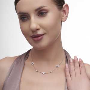 Collier triple choker fleur trèfle 2,25 carats pour femmes |   Le meilleur cadeau pour elle |   Diamant de laboratoire en or blanc 14 carats - Product Image 3