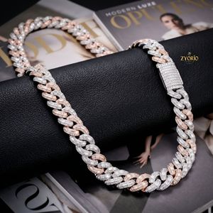 สร้อยคอฮิปฮอปแบบ Cuban Link ทอง 10K สองสี ประดับเพชรโมอิสซาไนต์ทรงบาแกตต์ - Product Image 4