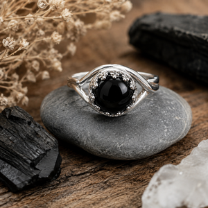 Anillo Ajustable Whitby Tide con Cabujón Redondo Negro de 8mm, Gema Tallada a Mano con Acabado Pulido Brillante, Plata de Ley 925, Jet de Whitby - Product Image 1