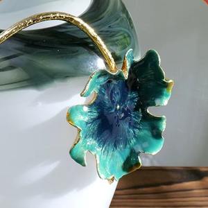 Jarrones de cerámica de alta calidad con detalles florales ofrecen excelente resistencia al agua debido a técnicas de glaseado de alta calidad. - Product Image 4