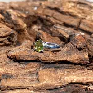 Bague artisanale en pierre de péridot, argent sterling, bijou statement pour femme, pierre naturelle, cadeau - Product Image 4
