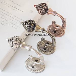 Ensemble de 4 crochets et cintres modernes en métal fabriqués directement par une usine d'art créatif disponible en multicolore d'Inde - Product Image 4