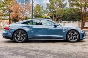 AUDI E-TRON GT PREMIUM PLUS 2022, TRÈS PROPRE, 522 CHEVAUX, DOUBLE MOTEUR, TRANSMISSION INTÉGRALE, PRÊT À LIVRER - Product Image 2