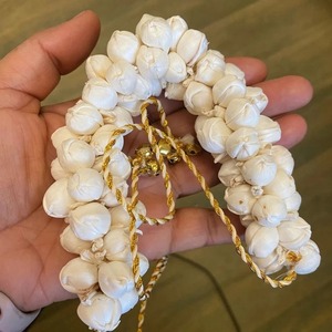 Venta al por mayor de pelo de flores artificiales Gajra flor blanca Juda Gajra para el pelo Mullapoov mala fiesta y momento especial brida Gajra - Product Image 3