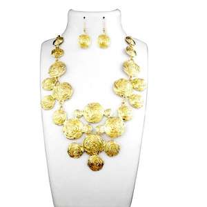 Conjunto de collar llamativo chapado en oro Urthn 1109909A joyería de moda para mujer - Product Image 1