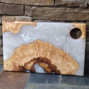 Planche à découper en bois faite à la main avec accent de rivière brillante sur une base en bois massif Durable personnalisable pour cuisiner servir des cadeaux - Product Image 3