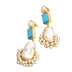 Boucles d'oreilles pendantes en laiton plaqué or 14 carats de qualité supérieure, perles d'eau douce, texture laiton mat, design classique bohème chic, pour femme, anniversaire - Product Image 1