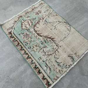Alfombra Turca Vintage Pequeña de 1.9x2.5 pies, Alfombra de Lana Abstracta Verde Marrón - Product Image 2