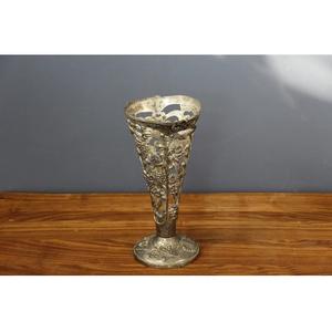 Florero de metal decorativo con diseño adornado y construcción duradera para jardín y uso interior para precio de venta de exportación - Product Image 1