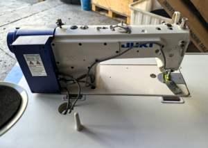 Machine à coudre <span class=keywords><strong>JUKI</strong></span> <span class=keywords><strong>DDL</strong></span>-<span class=keywords><strong>7000A</strong></span>-7 d'occasion avec moteur, point noué, coupe-fil automatique, pour vêtements - Product Image 4