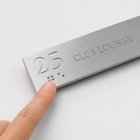 Panneau de signalisation personnalisé en acier inoxydable brossé avec gravure bilingue Braille ADA pour hôtel, bureau, ascenseur, étage, porte, chambre