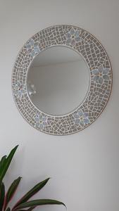 Espejo de Pared Redondo de Mosaico Negro Industrial con Incrustaciones de Nácar, Decoración del Hogar Ecológica Hecha a Mano - Product Image 4